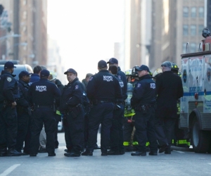 Agentes de la policía de Nueva York permanecen a la entrada de la terminal de autobuses de la Autoridad del Puerto en Nueva York.