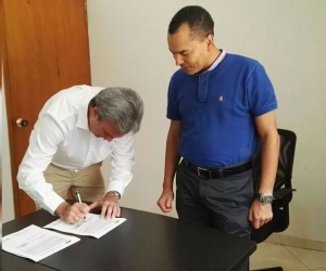 Carlos Francisco Díaz Granados (izq), durante la firma del convenio. 