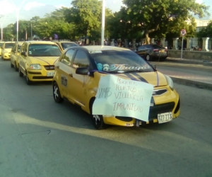 Taxistas salieron a las calles a exigir seguridad. 
