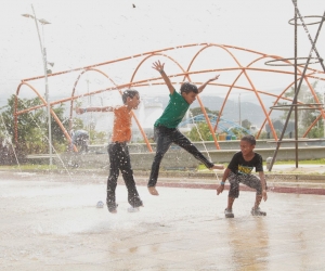 Los niños jugando en el parque del agua.