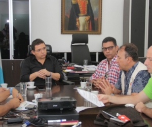 En este equipo del ente de control fiscal participan dos ingenieros y un abogado, que hacen una auditoría permanente a las obras. 