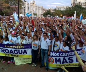 Miles de personas terminaron su recorrido en la plaza de Bolívar. 