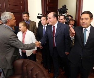 Julio Borges fue recibido por el presidente del Congreso, Mauricio Lizcano.