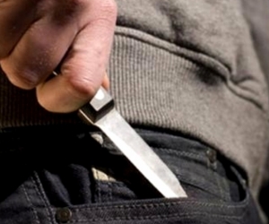 El sujeto intimido a su madre con un arma blanca. 