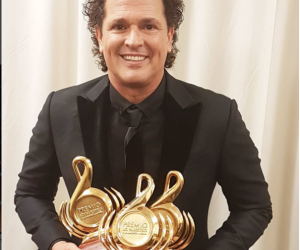 Carlos Vives posando con sus tres galardones. 