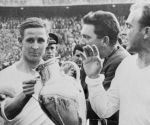 Raymond Kopa sostiene el trofeo de la Liga de Europa con Alfredo Di Stéfano.