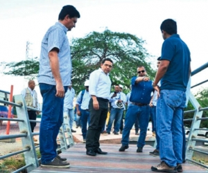 El alcalde Rafael Martínez inspeccionó la obra del sendero peatonal.