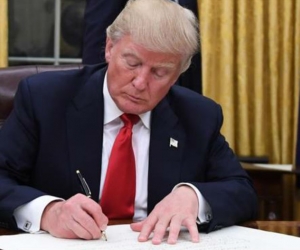 Presidente de los Esatados Unidos, Donald Trump, firmando el decreto.