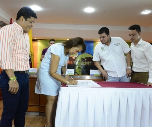 Aspecto de la firma del acuerdo entre la Universidad del Magdalena y Transportes Sensación.
