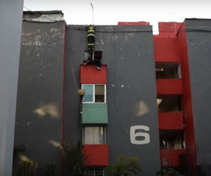 El bombero aterrizo encima del hombre, evitando así sus intenciones de lanzarse al vacío.