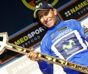 Nairo Quintana celebra su victoria en el podio.