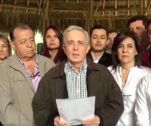 El expresidente Alvaro Uribe, anunciando la presentación del "proyecto de jubileo".
