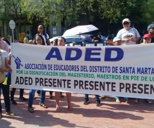 Los docentes realizaron plantón en la entrad de la Alcaldía de Santa Marta.