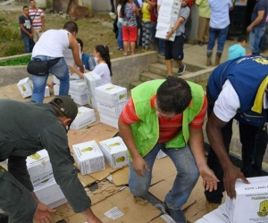 Las autoridades siguen con la entrega de ayudas en Mocoa. 