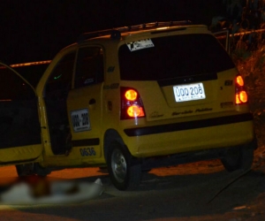 Proceso del levantamiento del cadáver del taxista asesinado.