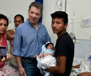 Santos con la familia que recibió su nuevo bebé.