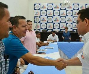 Alcalde Martínez se reunió con gremio de taxistas de la ciudad. 