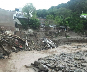 Las fuertes lluvias provocan deslizamientos que ponen en riesgo la vida de personas.