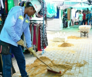 Obreros trabajan en la instalación de columnas para ubicar más cubiertas.