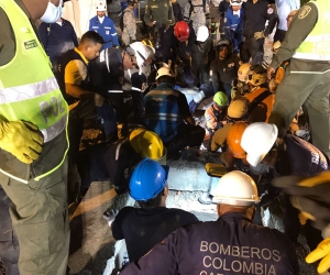 Después de 15 horas de trabajo, los Bomberos de Santa Marta salieron del lugar del desastre. 