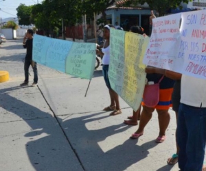 Los familiares de los detenidos protestaron frente a las instalaciones de la URI en Santa Marta.