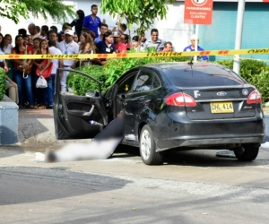 Los dos hombres muertos quedaron en el interior del Ford negro en el que se desplazaban.