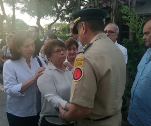 Los familiares de Carlos Narváez estuvieron presentes en las honras fúnebres. 