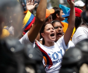 Los jóvenes exigen la salida de Maduro.