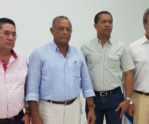 Los alcaldes elegidos junto al director de Corpamag, Carlos Francisco Díaz Granados. 