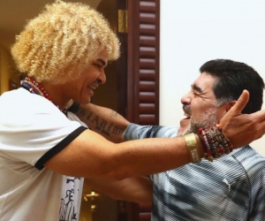 Carlos Valderrama se abraza con Diego Maradona. 