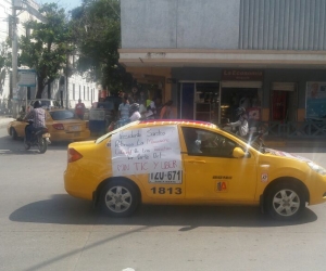 Algunos taxis llevaban mensajes en contra de Juan Manuel Santos y Uber.