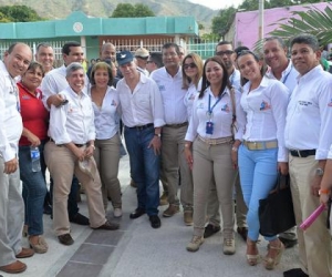 El presidente Juan Manuel Santos acompañado de autoridades locales y de la Unidad de Víctimas.
