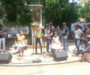 La Escuela Musical "Descubriendo Talentos" hizo su show en la plaza principal de Orihueca.