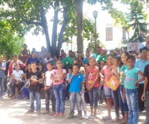 Decenas de personas se concentraron en la plaza para ver el show promocional del Festival del Indio Tayrona.