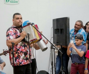 Rolando Ochoa deleitó a los asistentes interpretando la buena música de su padre. 