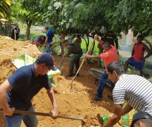 Hacen barricadas para evitar el ingreso de aguas residuales al barrio Santa Rosa.