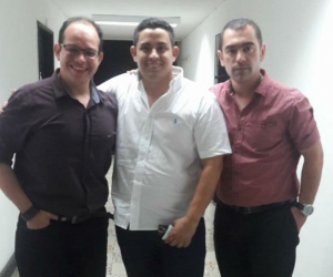 Arturo Enrique Tuirán (centro) se tomó una foto con su abogado (izquierda) tras su liberación por irregularidad en la captura.