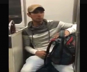 Facebook El hombre trataba de taparse con el morral.
