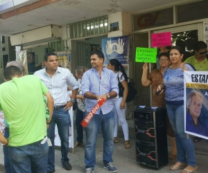 Con un plantón familias afectadas por retrasos en la entrega de proyectos de la Constructora CPV Limitada exigen respuesta y solución. 