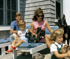 Fotografía del 14 de agosto de 1963, cedida por la Biblioteca John F. Kennedy, del entonces presidente estadounidense, John F. Kennedy, junto a su esposa Jackie y sus hijos John y Carolines, en su casa de verano en Hyannisport, Squaw Island, Massachusetts (EE.UU.). 