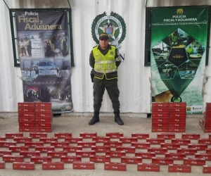 Entre la mercancía incautada se encuentran 194 unidades de confecciones, 280 pares de calzado, 1.100 unidades de medicamentos, 1.960 cajetillas de cigarrillos, 18 unidades de joyería, 100 unidades de gafas, 37 unidades de gorras. 