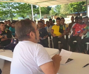 Rodrigo Londoño, dialogando con sus integrantes en una de las zonas veredales.