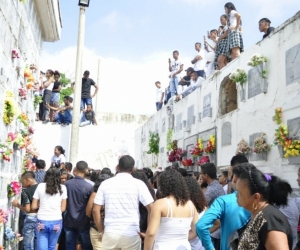 Amigos, vecinos y familiares llegaron hasta el cementerio Universal para despedir al joven.