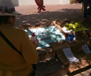 La mujer llegó a la plaza de la catedral con carteles y amenaza con encadenarse hasta que le den una solución. 