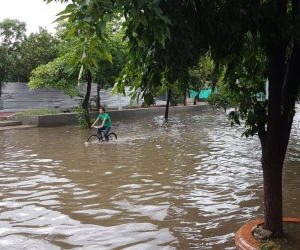 Otra de las imágenes de la lluvia que cayó este lunes en Santa Marta.