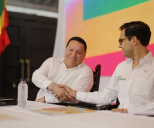 Manolo Duque, alcalde de Cartagena, saluda al encargado por el Presidente Santos, Sergio Londoño Zureck.