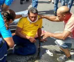 El hombre fue atendido por personas que transitaban por el lugar de los hechos.