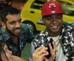 El cantante cartagenero 'Papo Man' junto al senador Arturo Char en el rodaje del video 'No Hay Money'.