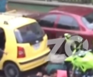 Momentos en que los hombres son detenidos por la Policía.