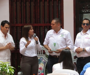 El alcalde Nene Pérez recibió la certificación de las manos de la viceministra de Turismo Sandra Howard.